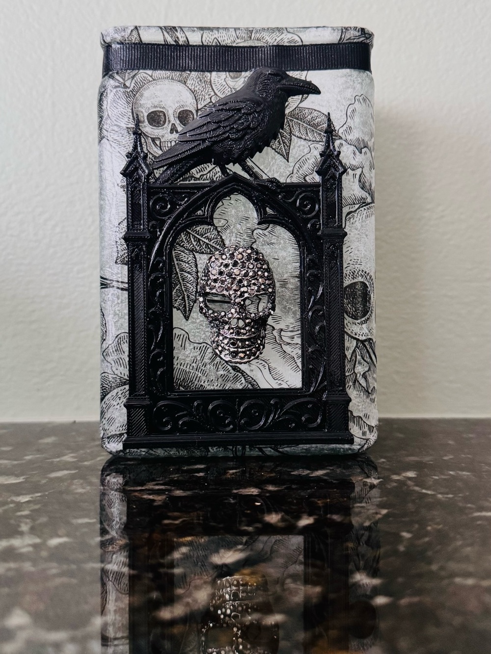 Gothic Raven Skull candle holder with twinkle lights,Handcrafted 9”x 4”x 2” - Picture 4 of 9